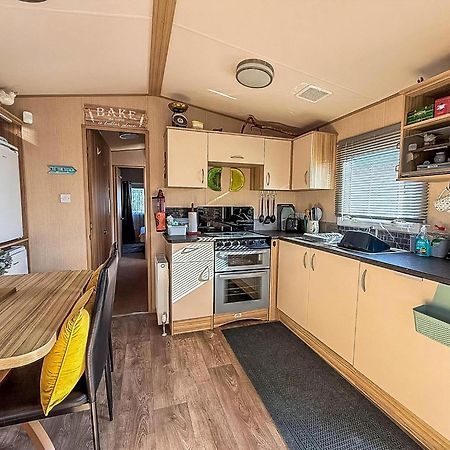 Lovely 6 Berth Caravan With Decking To The Side In Heacham Ref 21040E Exterior foto