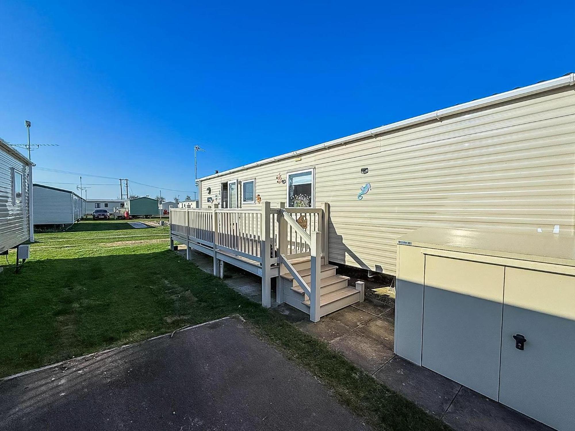 Lovely 6 Berth Caravan With Decking To The Side In Heacham Ref 21040E Exterior foto